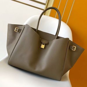 P870M27040 Green M26502 Black M26388 Brown This Vendôme PM handbag blends timeless and modern aesthetics, serving as an effortlessly stylish everyday tote.Crafted from supple calf leather with a satin-effect finish, it features a gold padlock adorned with the brand's iconic Monogram pattern in subtle engraving. The spacious interior includes an adjustable side strap for expanding capacity, a wide zippered pocket, and a hook closure.28.5 x 22 x 14.5 cm (Length x Height x Width)Taupe calf leather lining Two adjustable side straps with buckles One internal hook closure for additional fastening One decorative padlock One external pocket with magnetic closure Four metal bottom studs Holds smartphone, headphones, Capucines wallet, A4 documents, and keys Shoulder strap: Detachable, adjustable Vertical shoulder strap height: 45.0 cm